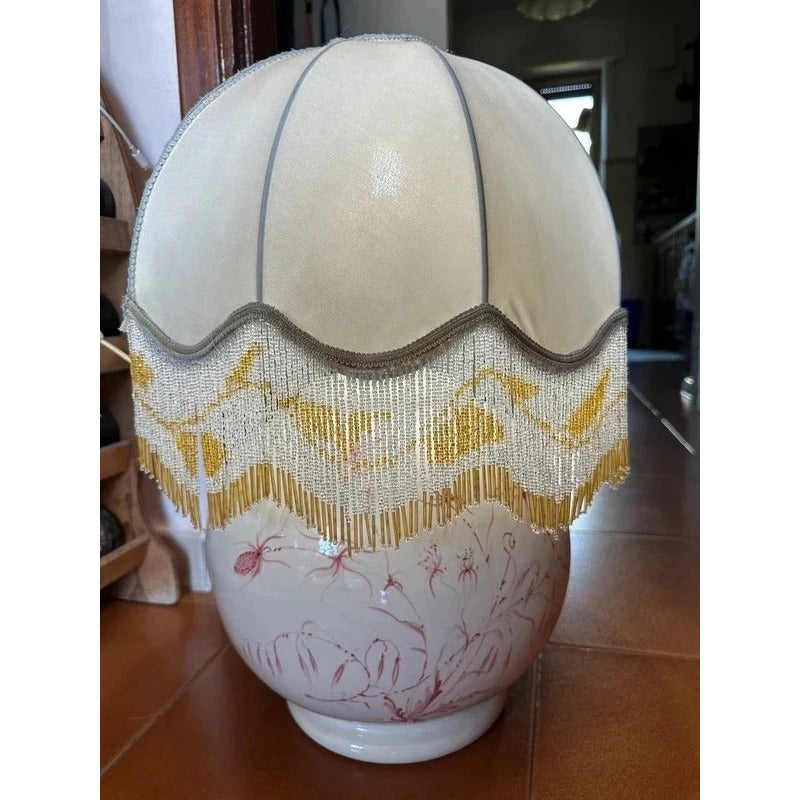 Lampada vintage in ceramica  con paralume in tessuto  e dettagli perline