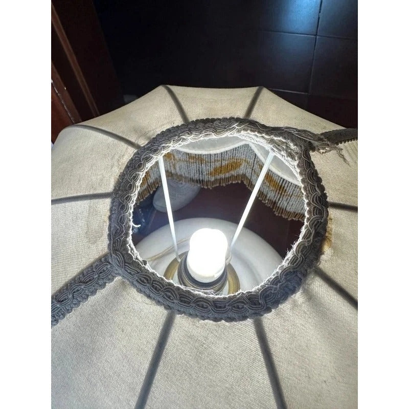 Lampada vintage in ceramica  con paralume in tessuto  e dettagli perline