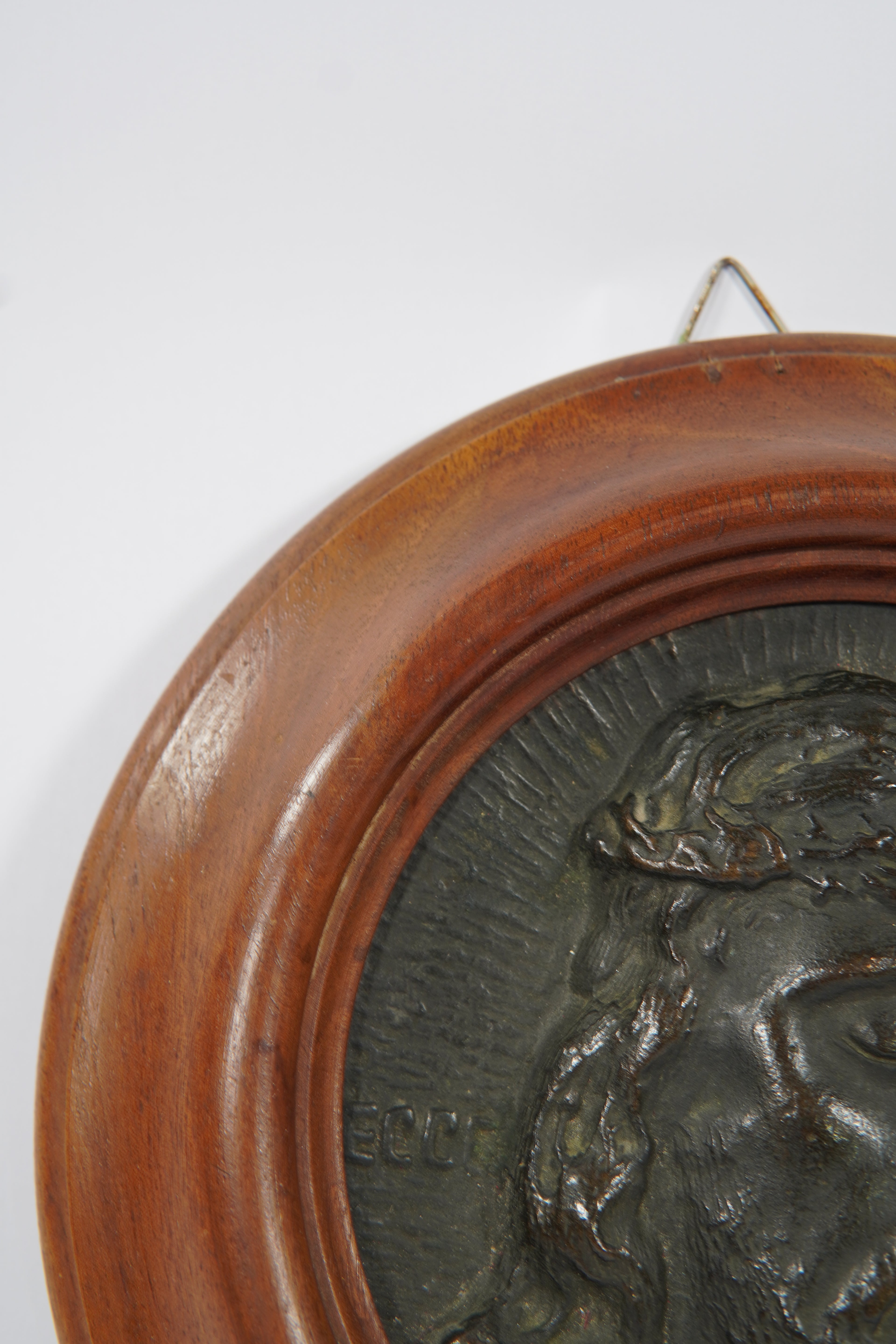 Vintage Religious Wall Plaque – Relief of Christ’s Face in Wood & Metal, Ø 21.5 cm