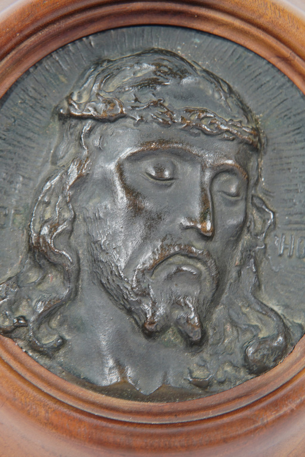 Vintage Religious Wall Plaque – Relief of Christ’s Face in Wood & Metal, Ø 21.5 cm